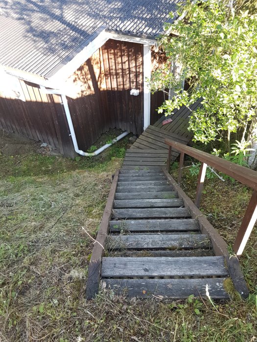 Skadad trätrappa som leder till en fjällstuga med synligt lutande plintgrund och en nedhängande stupränna.