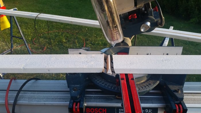 Kapmaskin från Bosch i bruk för att såga en klädselbräda utan spill.