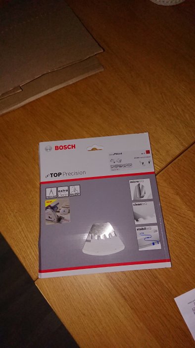 Ny BOSCH sänksågsklinga i förpackning på ett bord, märkt TOP Precision för trä.