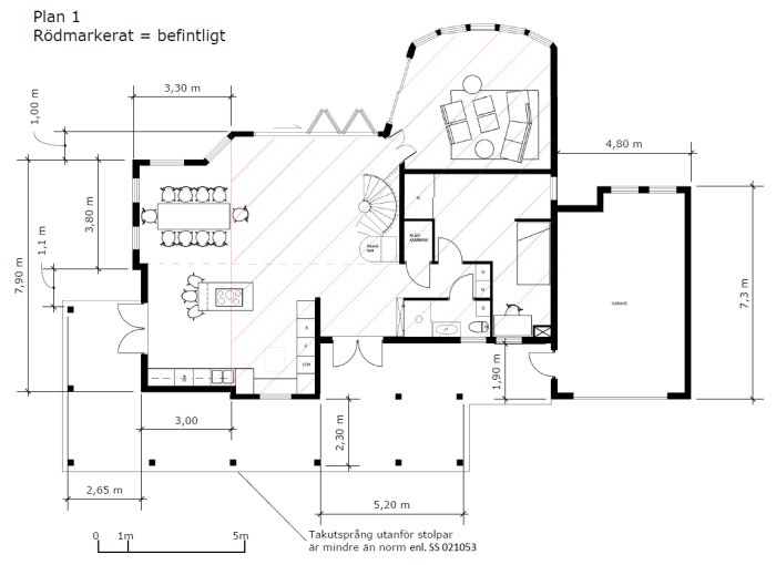 Arkitektritning av en tillbyggnad inkluderande garage, visar planlösning och mått, rödmarkerat indikerar befintlig byggnad.