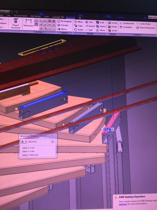 Skärmbild av CAD-ritning som visar konstruktion av en trappa med dimensioner och verktygsfält.