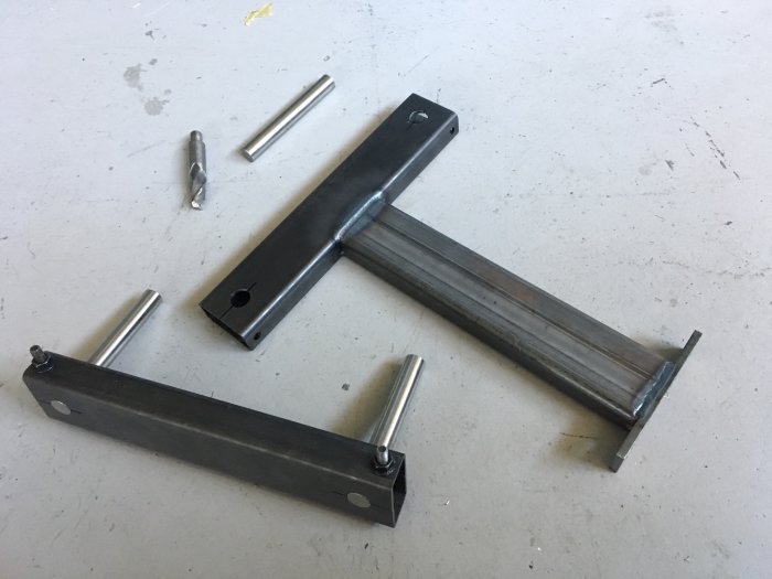 Metallkomponenter för trappkonstruktion på en betonggolv.