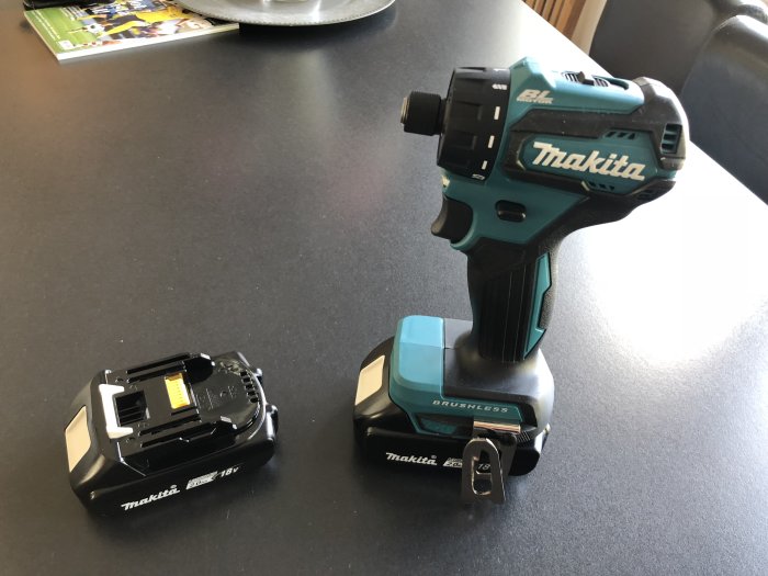 Makita borrmaskin med BL-motor och två 18V batterier på ett bord.