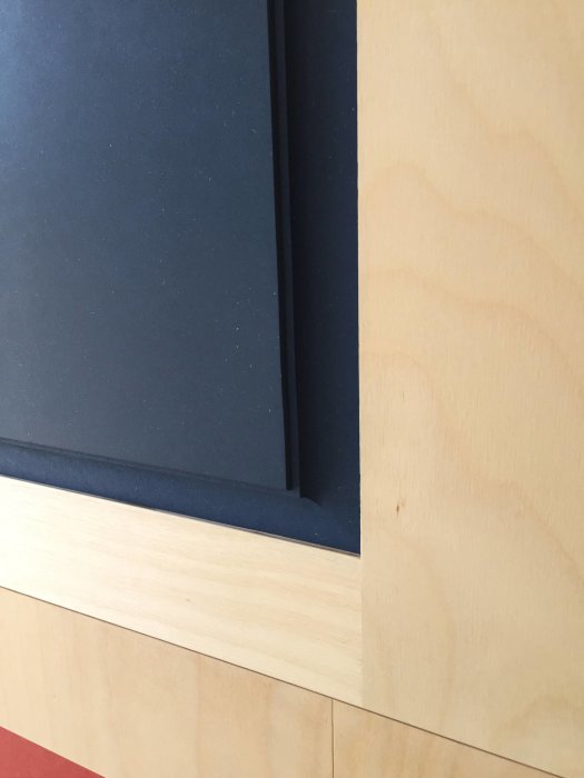 Detaljbild av en nyligen monterad trämöbel behandlad med Danish Oil, visar träets ådring.