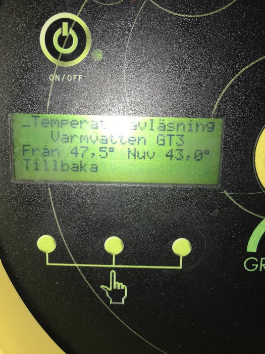 LCD-display på en varmvattenberedare som visar temperaturinställningar, IVT Greenline C7.