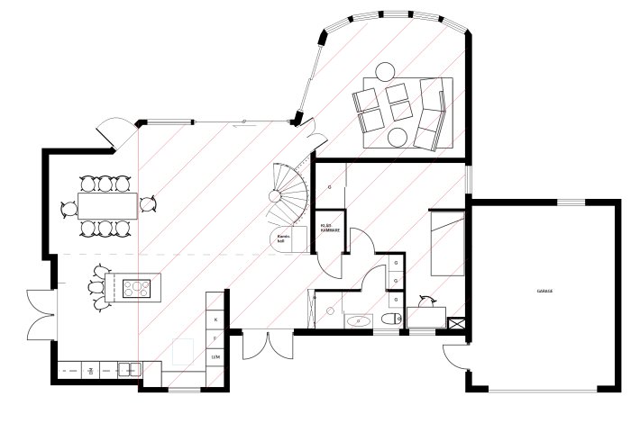 Arkitektritning av ett enfamiljshus med märkta rum och inredning, inklusive trappa och garage.