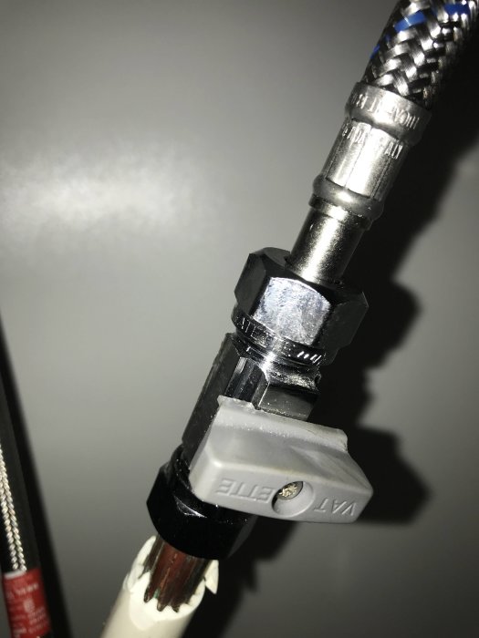 Närbild av vattenledning med ansluten 10mm klämring och mutter för köksblandare, inga synliga läckor.
