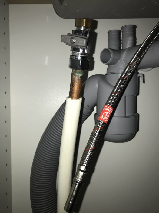 Rörinstallation under diskbänk med kopplad vattenledning och ny ballofix.