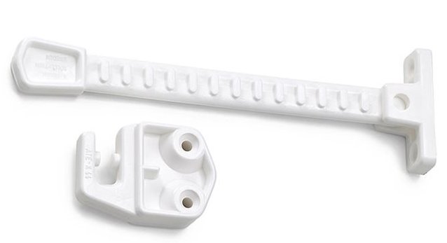 Vit plast fönsterstopp/fönsterhake isolerad på en vit bakgrund.