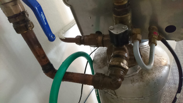 Vattenfilter med syreaktivator och kaliumpermanganat-injektor i ett hemligt vattensystem.
