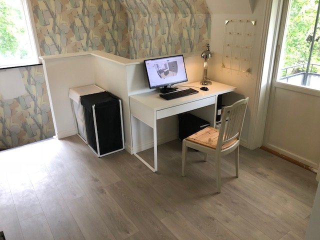 Renoverat arbetsrum med skrivbord, dator och stol, tapeter och återbrukat material. #återbruk #inredning