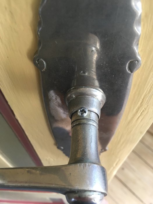Dörrhandtag fastsatt med ett skruv i sidan, fråga kring lämplig fästmetod.
