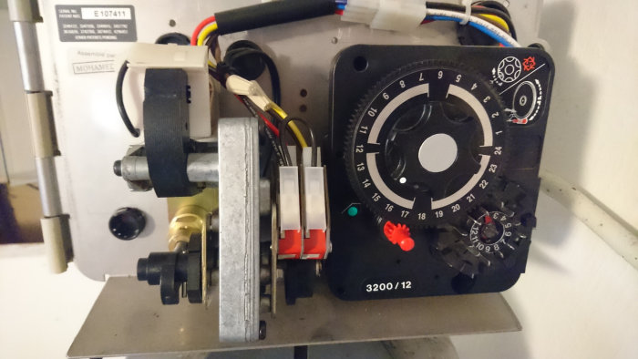 El-box med mekaniskt ventilhuvud, plasthjul med klackar och tydliga reglage för automatisk styrning av en ventil.