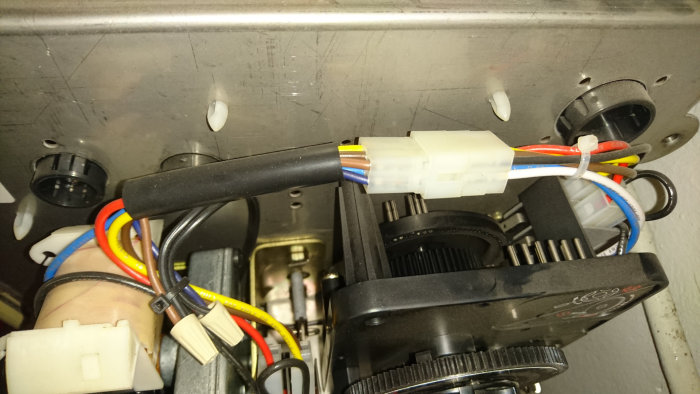 Elkablar kopplade till mekanisk ventil och automatlåda för styrning av ett ventilationssystem.
