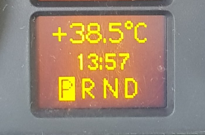 Display visar en hög temperatur på +38.5°C och klockan 13:57.