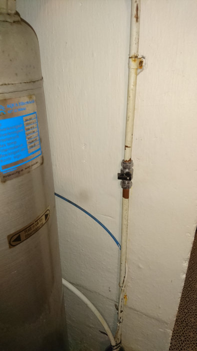 Nyinstallerad kran på gammal rörledning, förenklat lagningsarbete visas, med vit bakgrund.