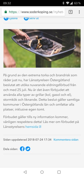 En tänd kolgrill med flammor och trästickor, illustrerar diskussion om eldningsförbud på tomter i Östergötland.