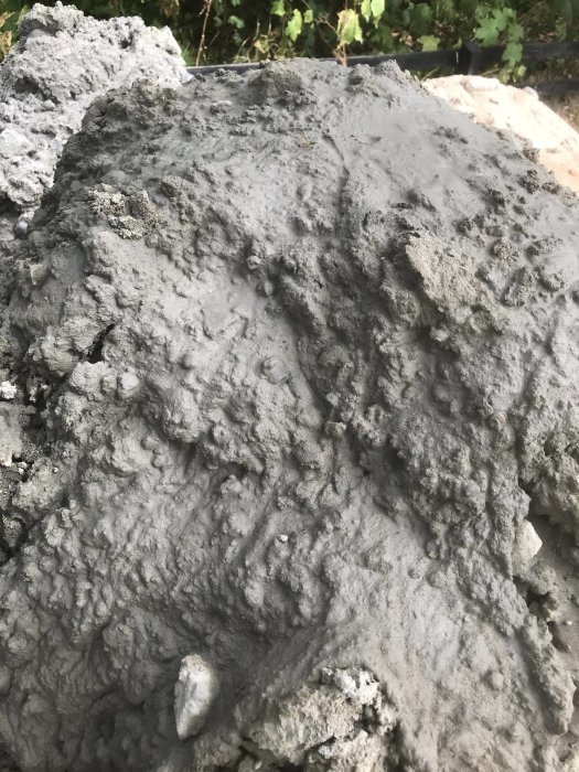 Närbild av blöt betongblandning använd för byggprojekt.