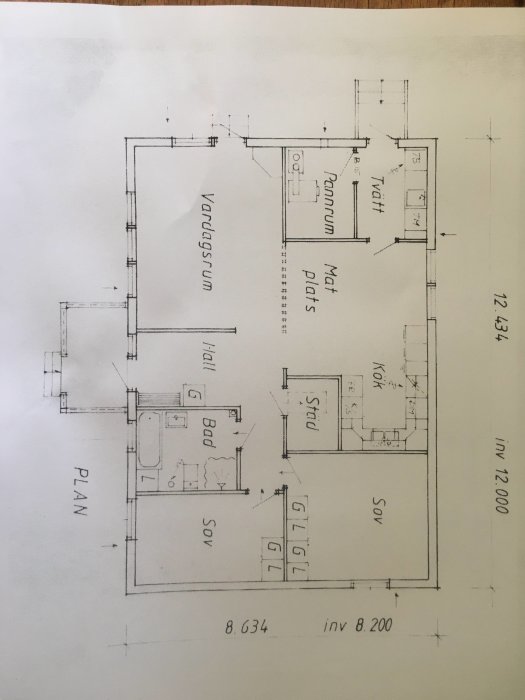 Ritad planlösning av ett hus med markerad plats för ventilationssystem, rum benämnda och dimensioner angivna.