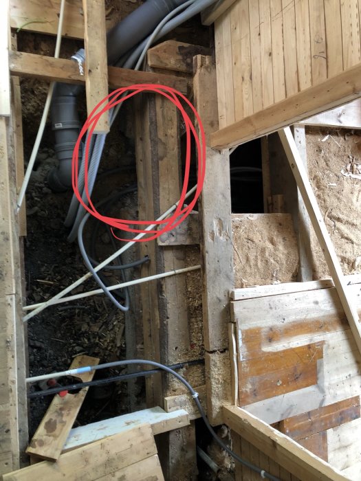 Rörinstallation i krypgrund med synliga avloppsrör och framdragen alu-PEX slang för vatten.