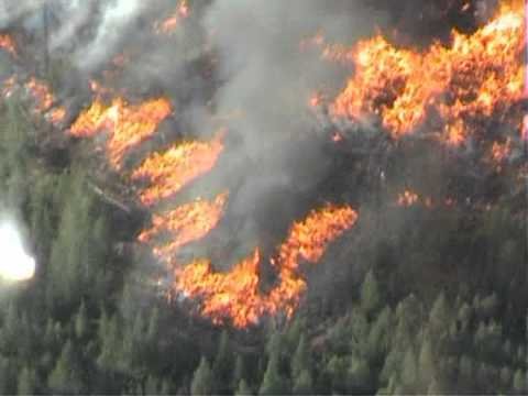 Bilden visar inte ett utekök utan en skogsbrand, detta verkar vara felaktigt i förhållande till inläggstexten.