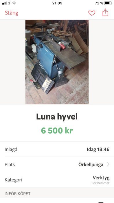 Blå Luna hyvelmaskin till salu, visas i ett verkstadsutrymme med trävirke, priset 6500 kr anges.