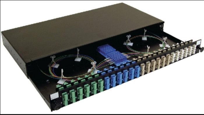 Rackmonterad patchpanel för fiber med portar och kablar i ett öppet mediaskåp.