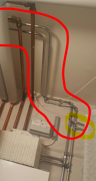 VVS-installation med kromade rör och T-stycken markerade med gult, som visar rörlängden och installationen.