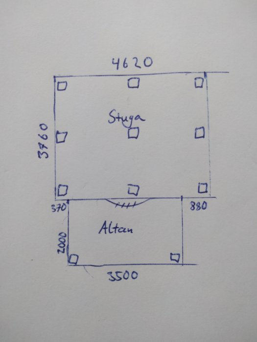 Handritad skiss av en stugas grundplan med mått och positioner för stålbalkar markerade.