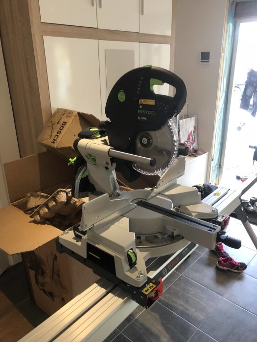 Festool KS 120 kap- och geringssåg monterad på ett Bosch stativ 3800 i en verkstadsmiljö.