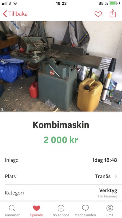 Begagnad kombimaskin för snickeri i ett rörigt garage, prissatt till 2000 kr.