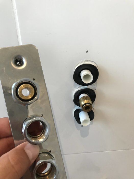 VVS-installation med en LK PE-X slang kopplad till en Ballofix-ventil och mässingshylsa, osäker passform.
