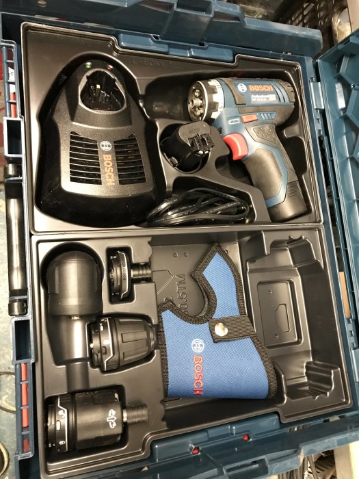 Bosch GSR 12V FC 15 borrskruvdragare i ett kit med olika förvaringsfack för batterier och tillbehör.