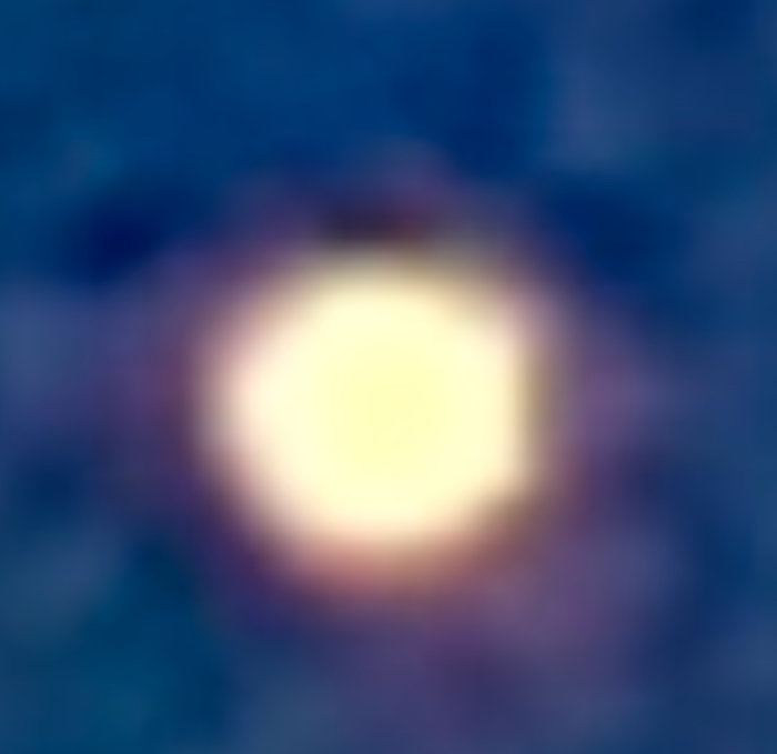 Suddigt foto av en ljus himlakropp som antyder att det är en planet.