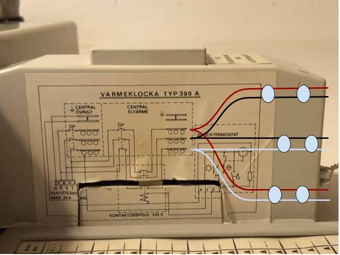Elcentral med schematisk ritning för koppling av värmesystem, med markeringar för olika faser.