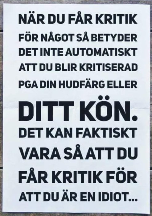 Skylt med text som diskuterar kritik inte alltid handlar om hudfärg eller kön utan kan bero på ens handlingar.
