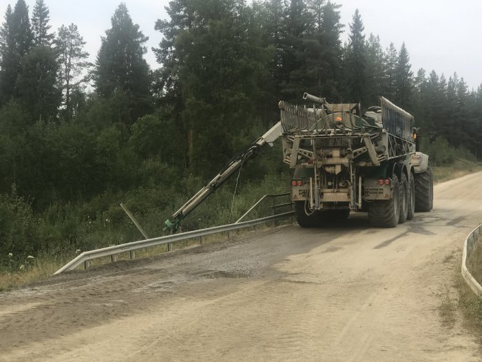 Brandbekämpningsfordon fyller vatten i skogsmiljö nära Färila/Ljusdal.