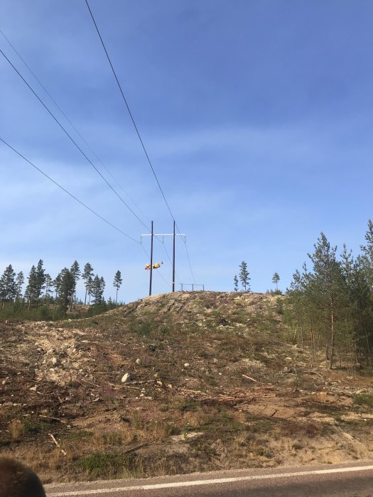 Brandbekämpningshelikopter flyger över nyligen kalhugget område nära en skogsbrand i Färila/Ljusdal.