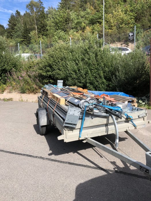 Industritakskjutportar och industrimotor lastade på en släpvagn parkerad utomhus.