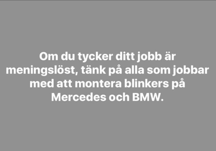 Text på bild som skämtsamt kommenterar meningslösheten i jobb med att montera blinkers på Mercedes och BMW.