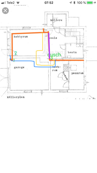 Husritning med markerade rördragningar i blått och gult genom torkrum och garage.