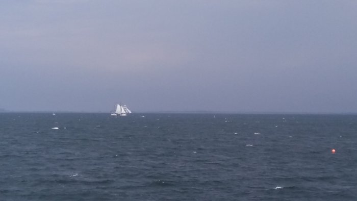 Segelbåt på havet med klar blå himmel tidig morgon.