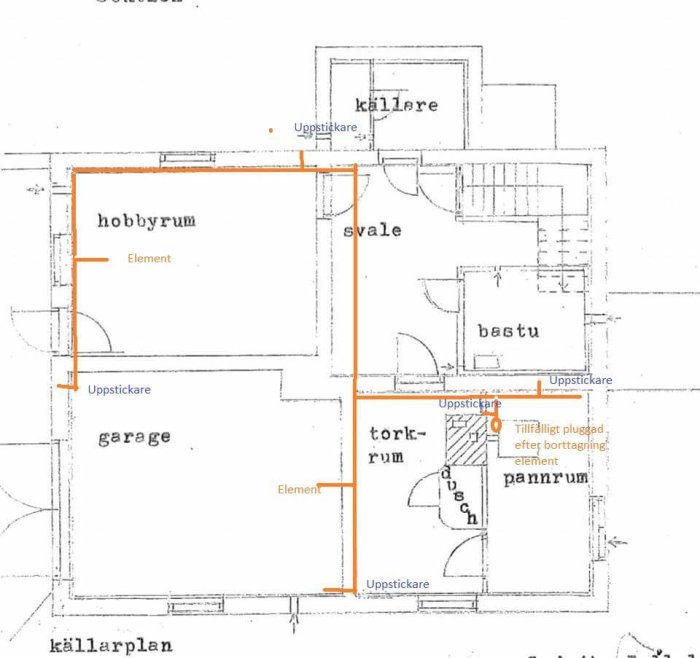 Husritning som visar placering av element i källarplan med markerade utrymmen som hobbyrum, garage och tvättstuga.