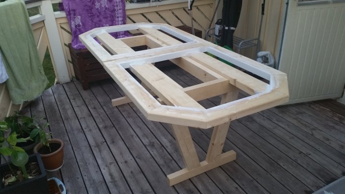 Träram för ett byggprojekt på en träveranda, ännu ej färdigställt.