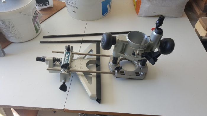 Makita 194935-6 parallellanslag modifierat för RT0700 fräs med 8mm stänger på arbetsbänk.