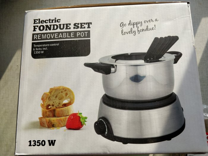 Elektriskt fondue-set på kartong med bröd och jordgubbe, 1350W, sex gafflar ingår.