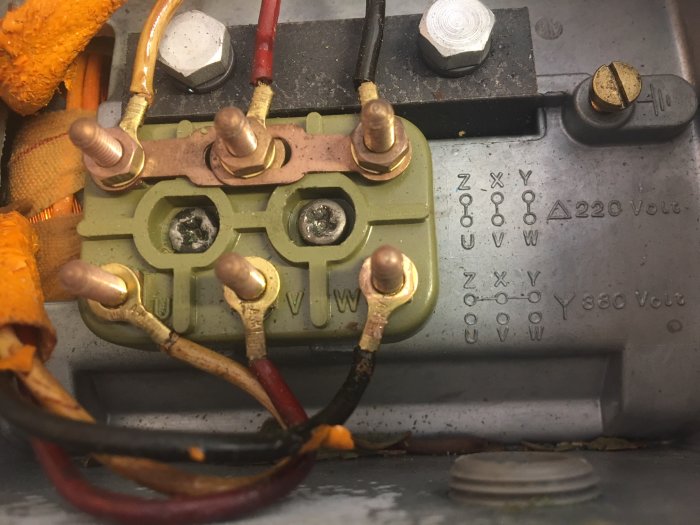 Gammal trefasmotor med kopplingsschema och omkopplade anslutningar för enfas.