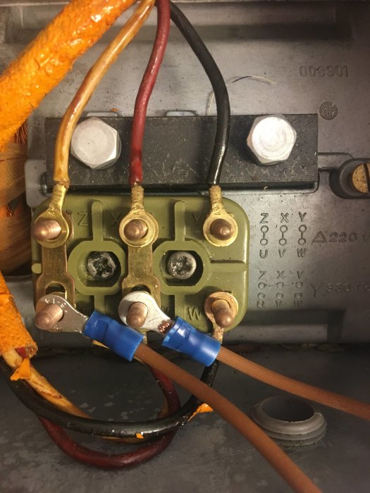 Elektriska kablar kopplade felaktigt i en anslutningsplint, risk för kortslutning.
