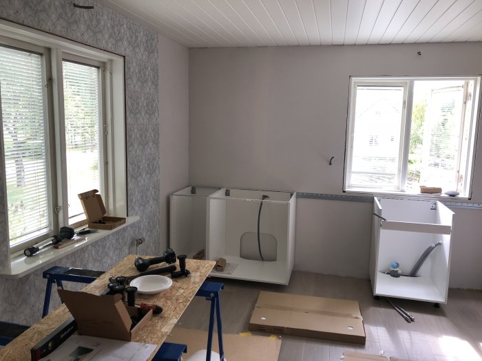 Pågående köksrenovering med Ikeaskåpsstommar och verktyg från Hultafors och Makita på arbetsbänk.