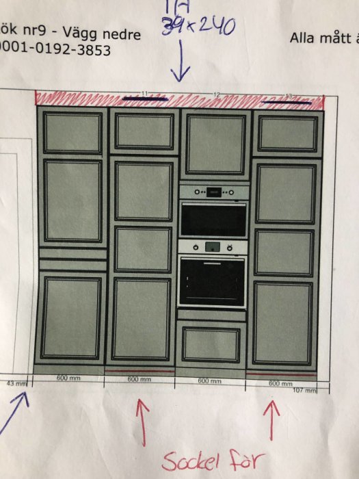 Ritning av köksskåpslayout med måttangivelser, inklusive plats för ugn och spishäll.